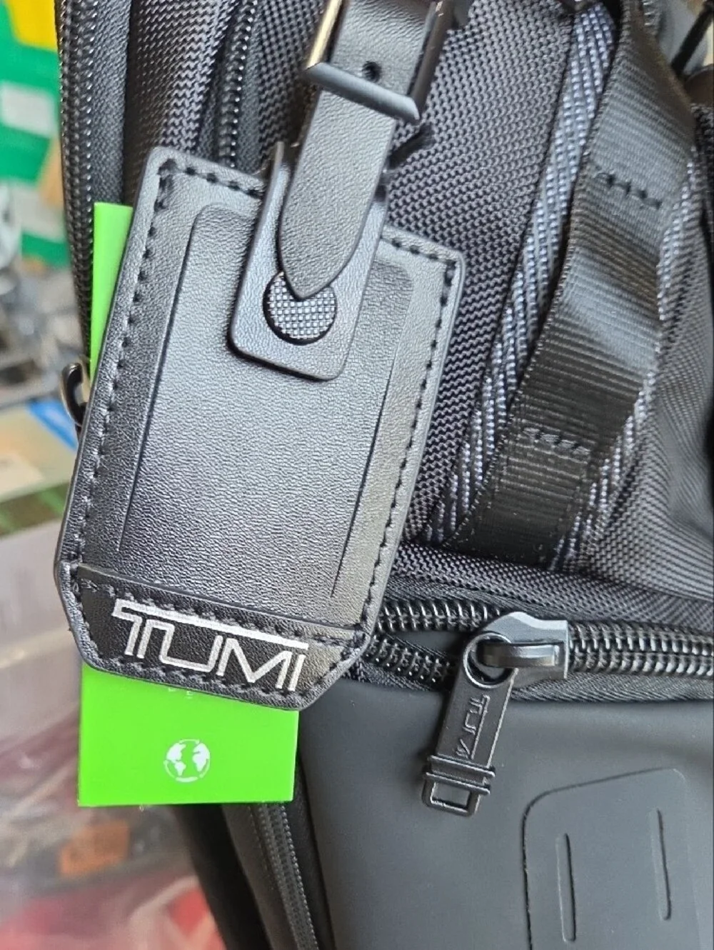 Tumi men toiletry